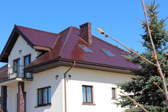 Клинкерный кирпич для дымохода ROBEN ADELAIDE NF19. Кровля CREATON KLASSIK, красное вино, бобровый хвост фото